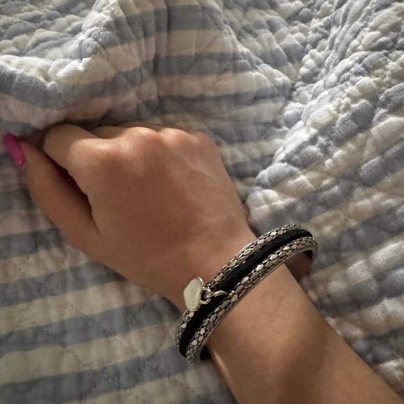 Black and Silver Heart Bracelet that holds rubberbands - Picture 4 of 4